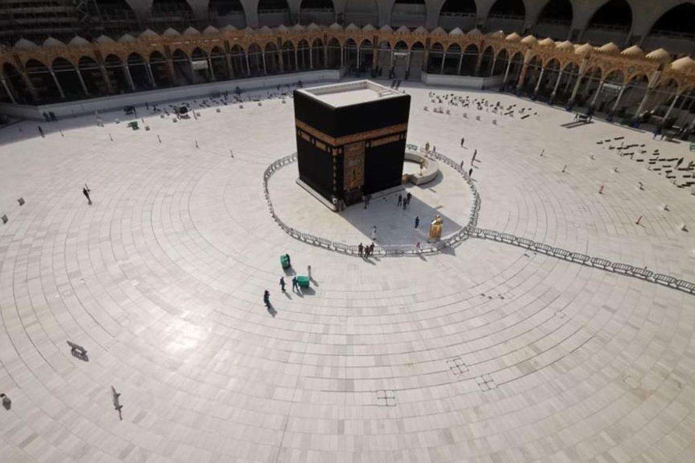Mescid-i Haram ve Mescid-i Nebevi'de sosyal mesafe uygulaması Mescid-i Haram ve Mescid-i Nebevi'de sosyal mesafe uygulaması